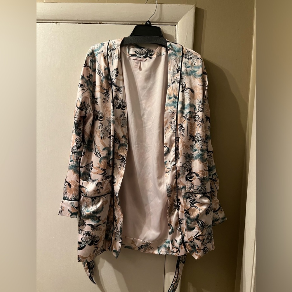 Victoria's Secret Preowned: Short Cozy Lined Robe (pairs well with 2pc set)